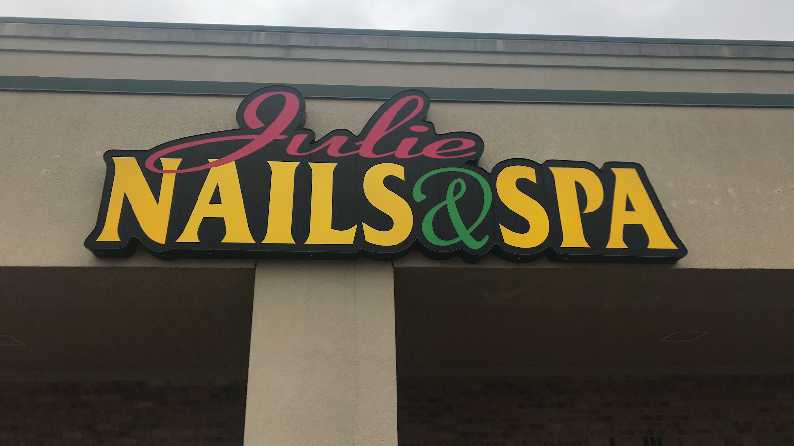 Julie Nails & Spa logo